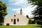 facciata della chiesa dei santi Fermo e Rustico - strada del vino Soave