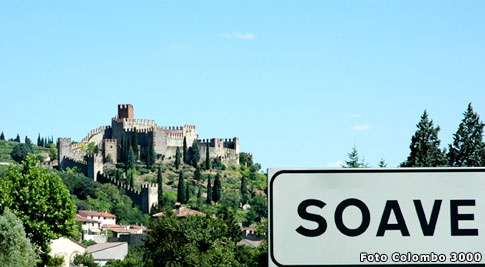 vista del castello proveniendo da Castel Cerino - strada del vino soave